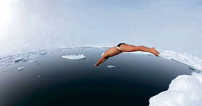 Odvážný plavec Gordon Lewis Pugh skáče do mrazivé vody