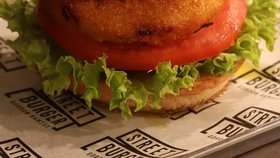 Gordon Ramsay sklidil kritiku za svůj nový burger.