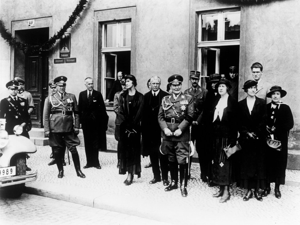 Hermann Göring a jeho druhá žena Emmy ve své společnosti