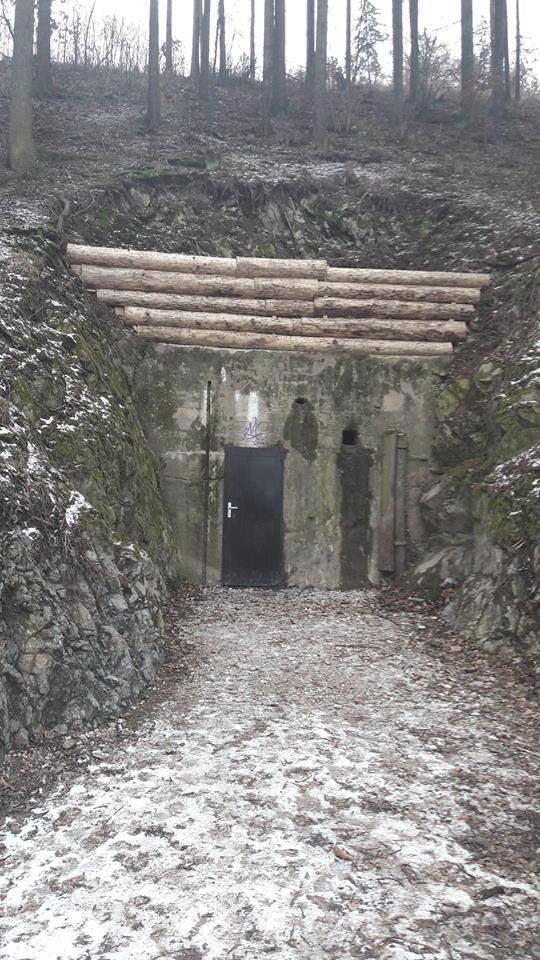 Vchod v kopci Záruba u Kuřimi.