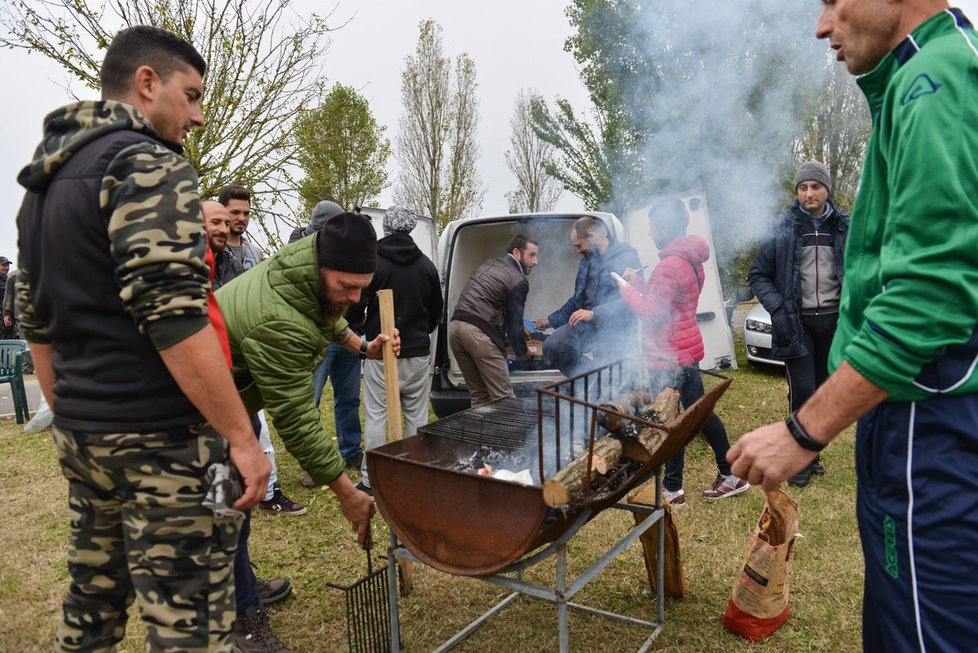 Během blokády městečka se také grilovalo.