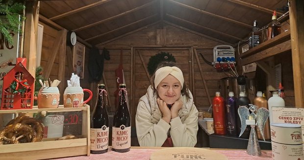 Jablunkovské punčové boudě šéfuje paní Nikola. Moc si neodpočine, zahřát se chtějí všichni kolemjdoucí.