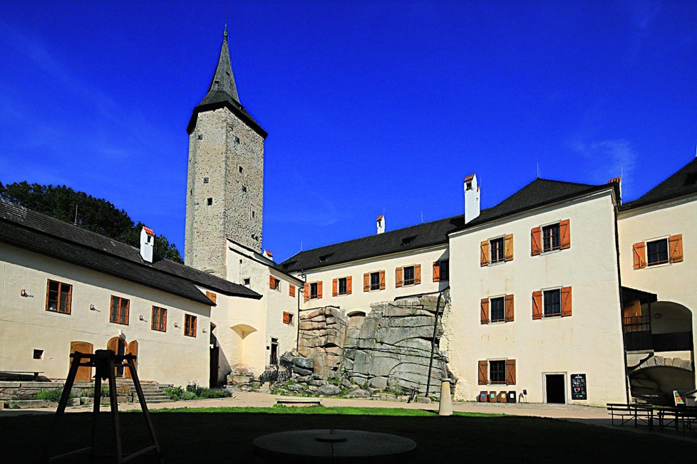 Gotický hrad Roštejn stojí na skalnatém vrchu.