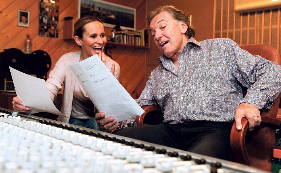 Karel s Monikou nahrávají první společný duet pro novinkové album, které má v režii Karlův tajemník Jan Adam