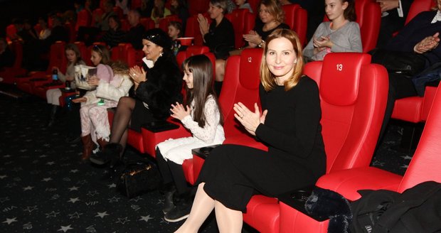 Ivana Gottová s dcerou Charlotou na premiéře filmu Anděl Páně 2 nadšeně tleskaly.