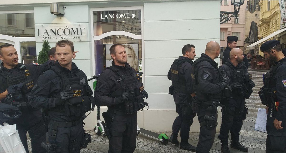 U fronty na bankovky s Karlem Gottem byla policie v pohotovosti (14. 7. 2019)