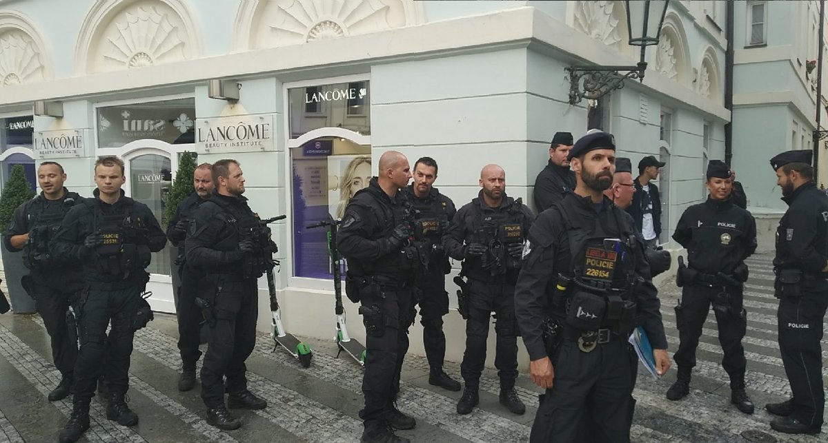 U fronty na bankovky s Karlem Gottem byla policie v pohotovosti (14. 7. 2019)