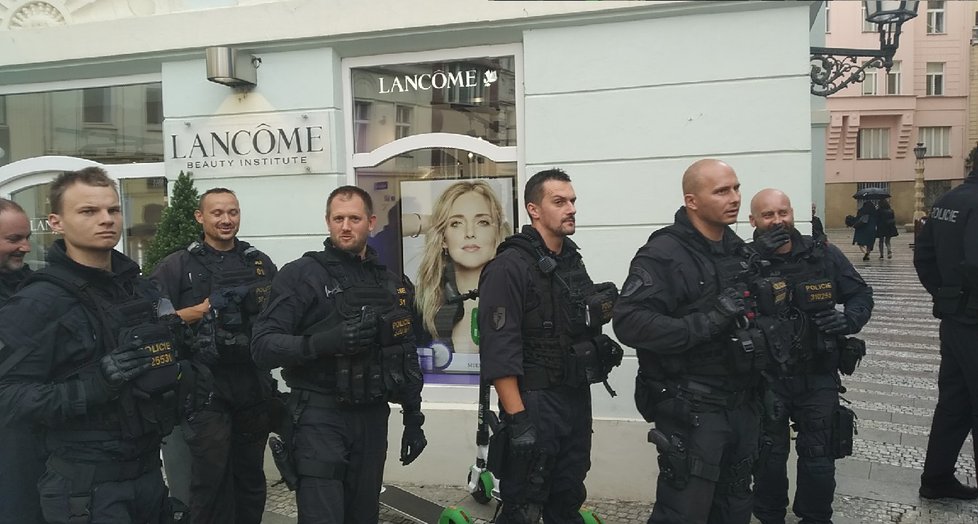 U fronty na bankovky s Karlem Gottem byla policie v pohotovosti (14. 7. 2019)