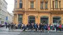 Fronta na prodej eurobankovky s Karlem Gottem (14. 7. 2019) Fronta na prodej eurobankovky s Karlem Gottem (14. 7. 2019)