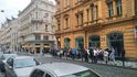 Fronta na prodej eurobankovky s Karlem Gottem (14. 7. 2019) Fronta na prodej eurobankovky s Karlem Gottem (14. 7. 2019)
