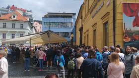 Bankovky s Karlem Gottem se nedostaly na každého. Na konflikty byla připravená policie (14. 7. 2019)