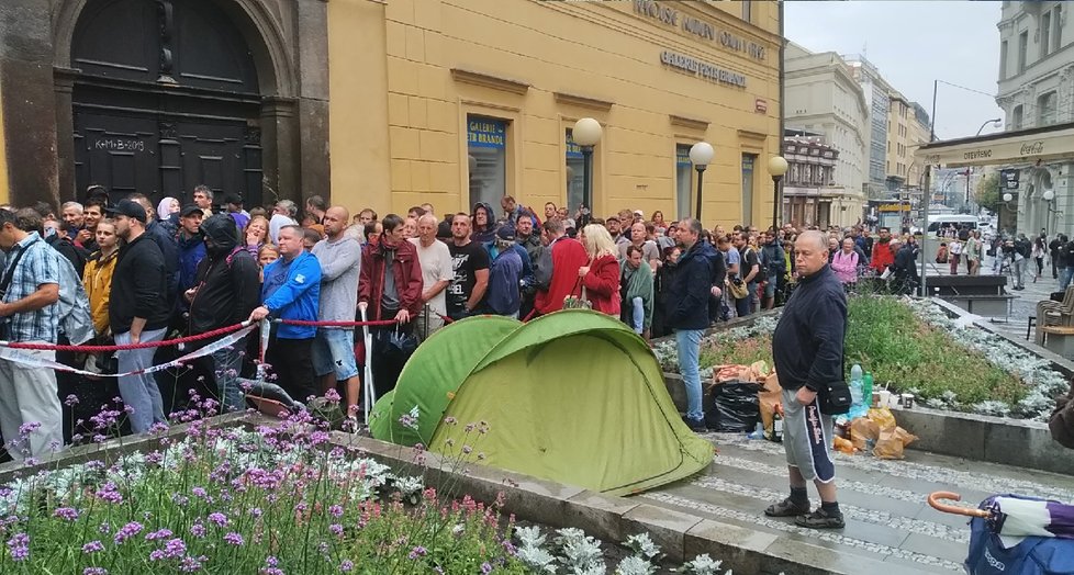 Fronta na prodej eurobankovky s Karlem Gottem (14. 7. 2019)