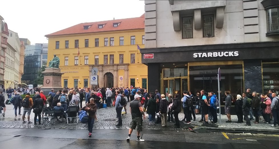 Fronta na prodej eurobankovky s Karlem Gottem (14. 7. 2019)