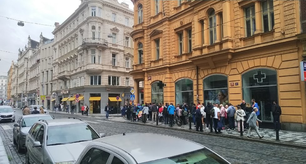 Fronta na prodej eurobankovky s Karlem Gottem (14. 7. 2019)