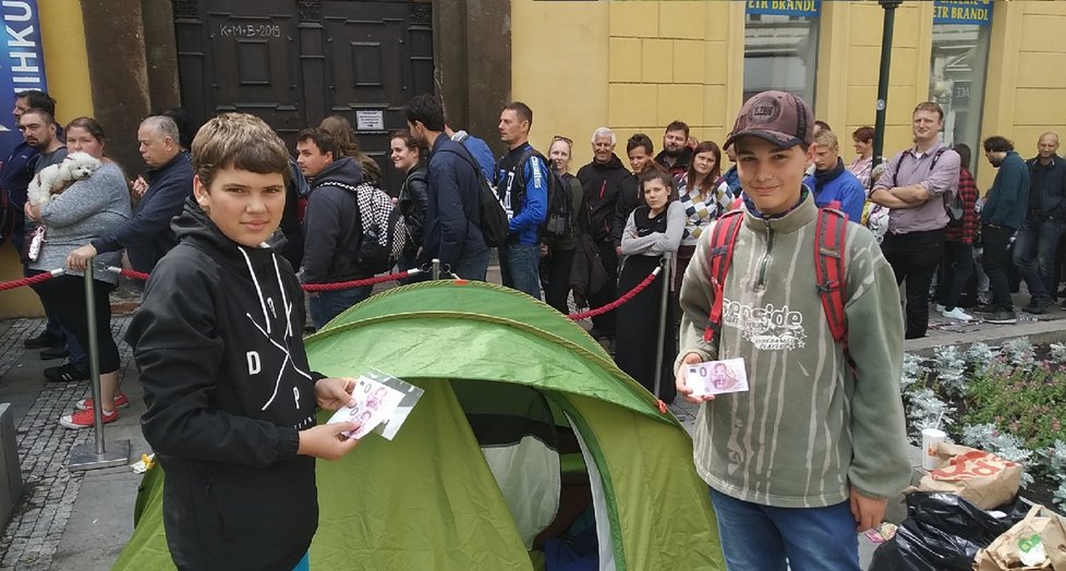 O bankovky s Karlem Gottem byl velký zájem. Na koho se dostalo, neskrýval radost (14. 7. 2019)