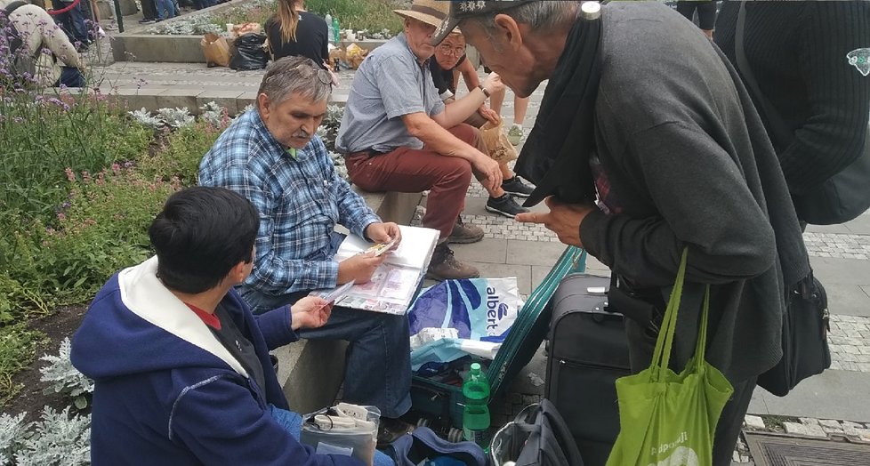 O bankovky s Karlem Gottem byl velký zájem. Na koho se dostalo získal, neskrýval radost (14. 7. 2019)