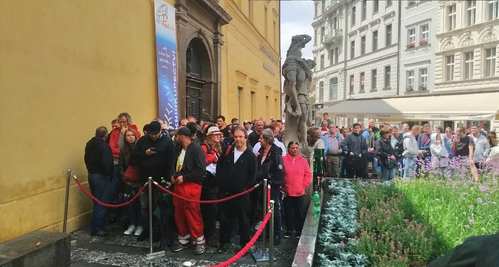 Bankovky s Karlem Gottem se nedostaly na každého. Na konflikty byla připravená policie (14. 7. 2019)