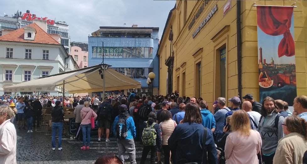 Bankovky s Karlem Gottem se nedostaly na každého. Na konflikty byla připravená policie (14. 7. 2019)