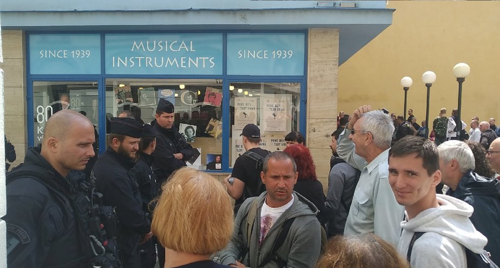 Bankovky s Karlem Gottem se nedostaly na každého. Na konflikty byla připravená policie (14. 7. 2019)