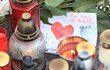 Fanoušci Karla Gotta nosí na Bertramku svíčky, květiny a dárečky