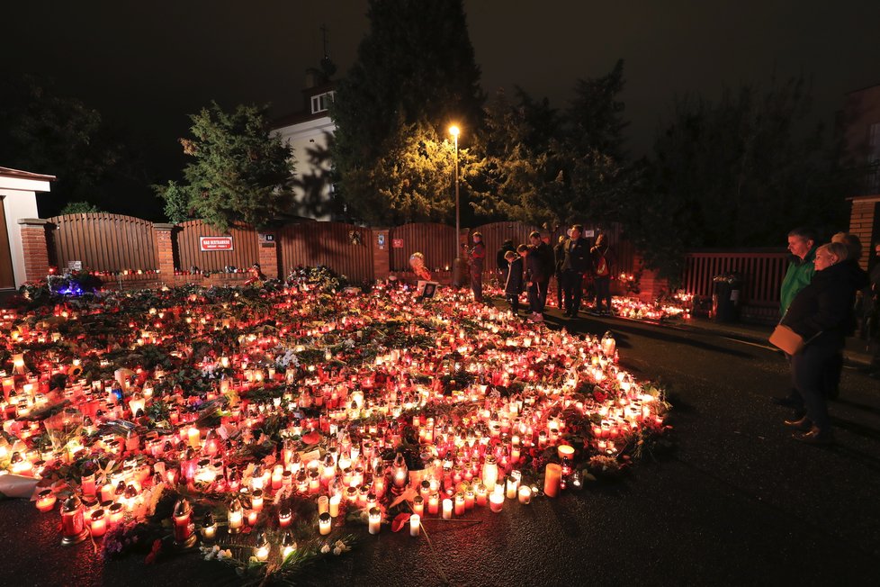 Fanoušci Karla Gotta nosí na Bertramku svíčky, květiny a dárečky.