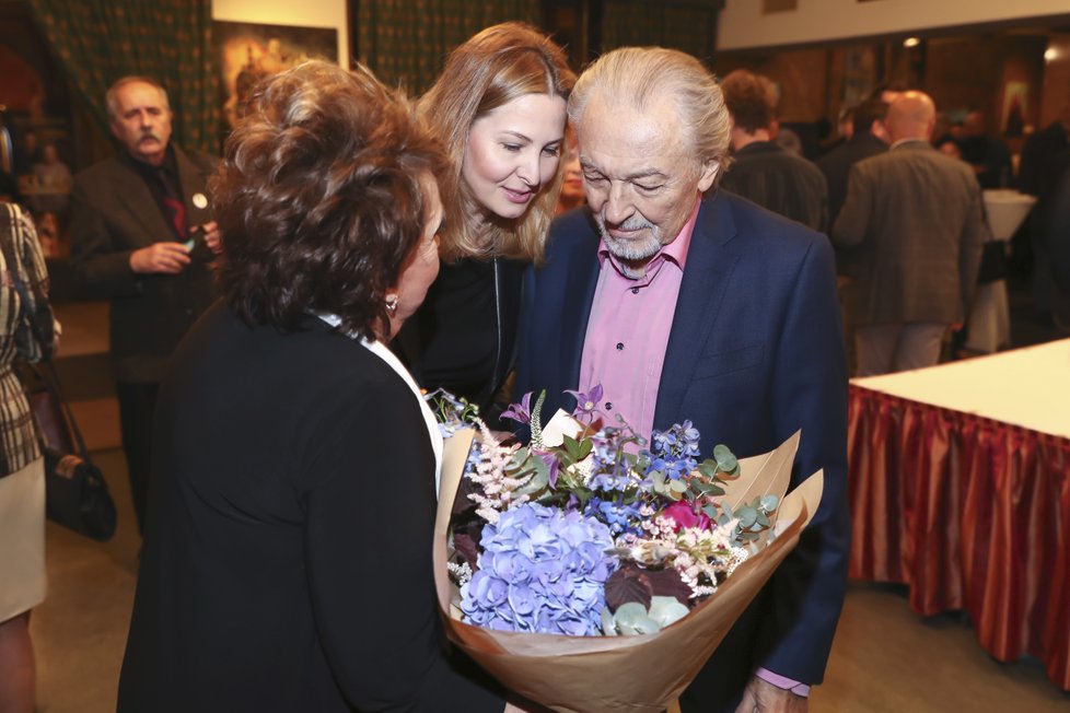 Karel Gott s manželkou Ivanou a Jiřinou Bohdalovou