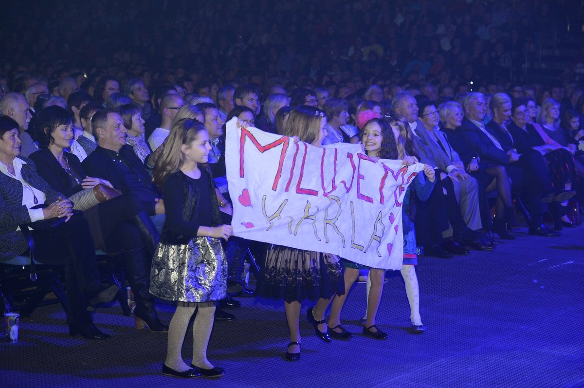 Miluje Karla, bylo napsáno na kusu bílé látky. Gott byl zjevně překvapený a dojatý.