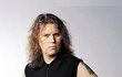 2004: Takhle vypadal zpěvák na začátku své kariéry. Kvůli nemoci ale odešel z finské metalové skupiny Stratovarius.