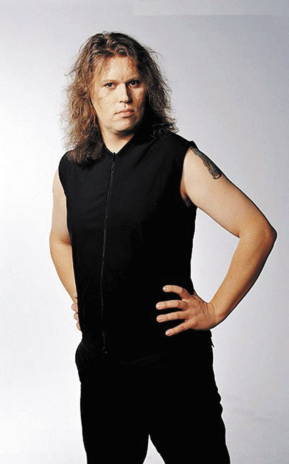 2004: Takhle vypadal zpěvák na začátku své kariéry. Kvůli nemoci ale odešel z finské metalové skupiny Stratovarius.