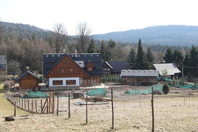 Zpěvák tvrdí, že kvůli velkému zájmu veřejností a médií o jeho chalupu pozemek i nedostavenou roubenku prodá.