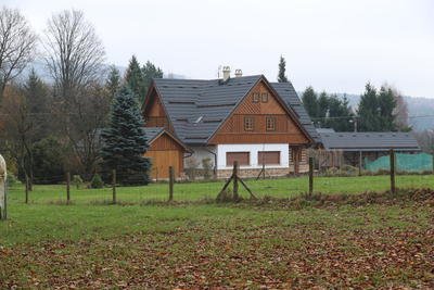 Doubickou roubenku chtěl Gott před časem prodat.