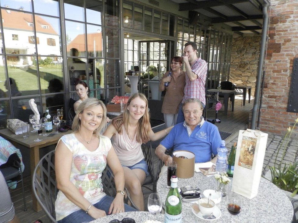 Naposledy Luckou se s tatínkem Karlem a sestrou viděla loni v létě, kdy Gott oslavil 75. narozeniny. Snímek je z ranče za Prahou, kde rodinná oslava proběhla.