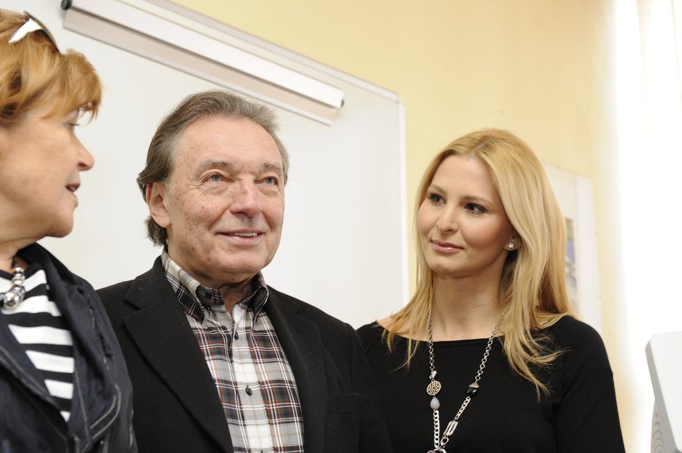 Karel Gott s manželkou Ivanou předali v rámci charitativní akce přístroj Thomayerově nemocnici