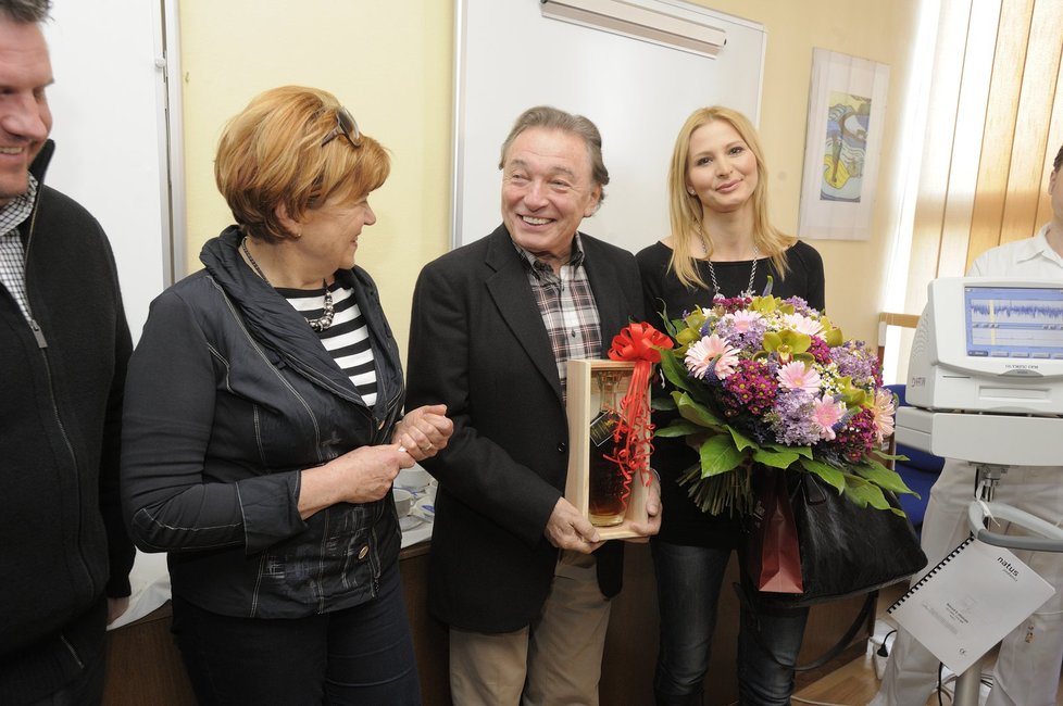 Karel Gott s manželkou Ivanu předali v rámci charitativní akce přístroj Thomayerově nemocnici. Vlevo Zuzana Baudyšová