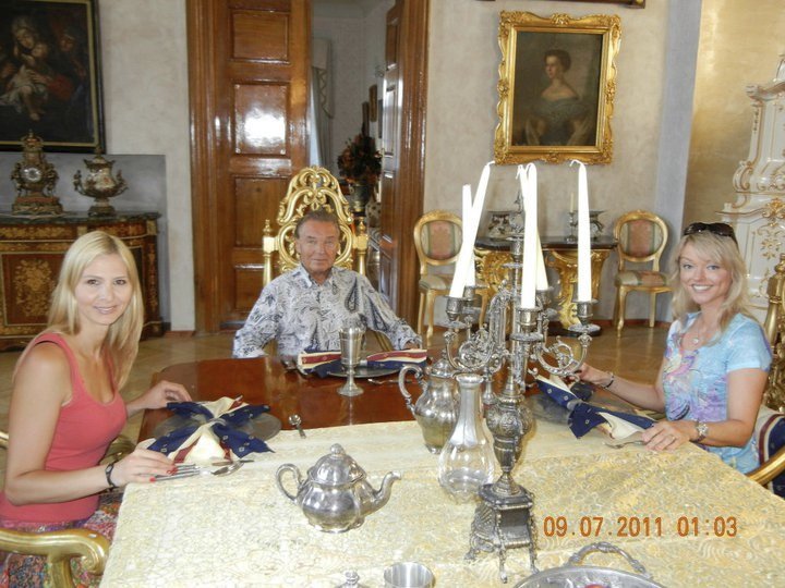 2011: Dominika s tátou a nevlastní mamkou na zámku Dětenice.