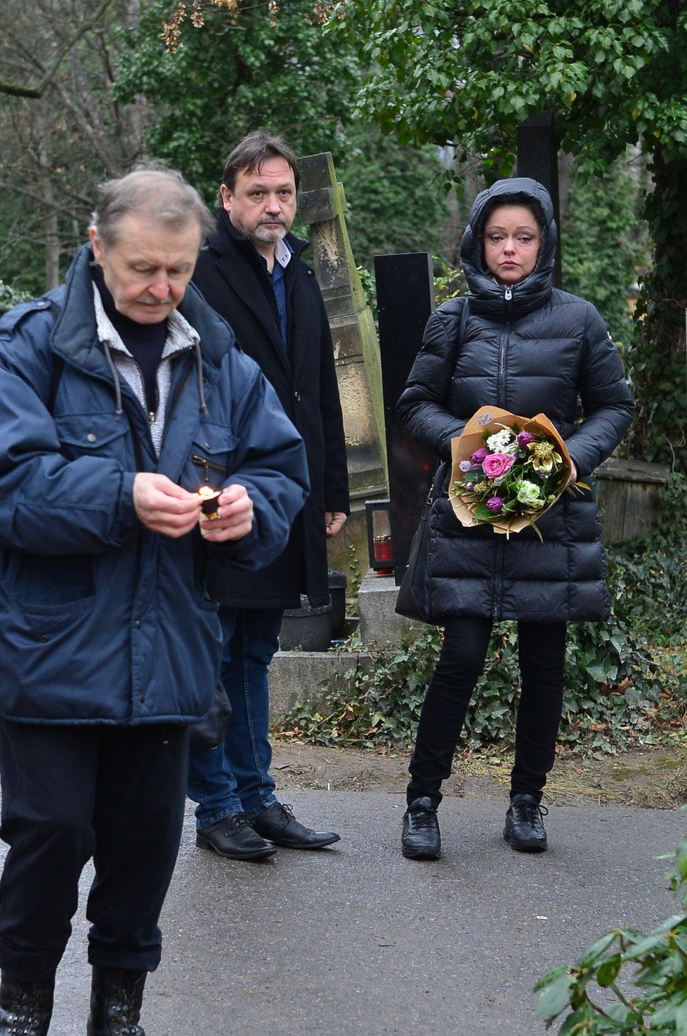 Dominika Gottová u hrobu svého otce Karla Gotta