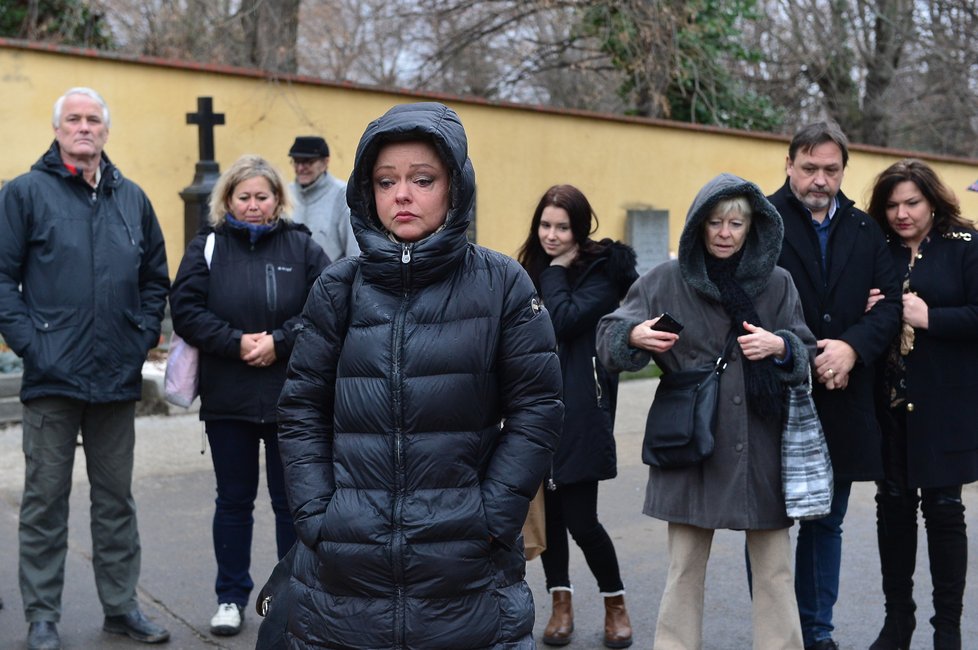 Dominika Gottová u hrobu svého otce Karla Gotta