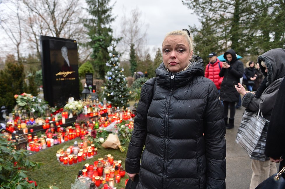 Dominika Gottová u hrobu svého otce Karla Gotta