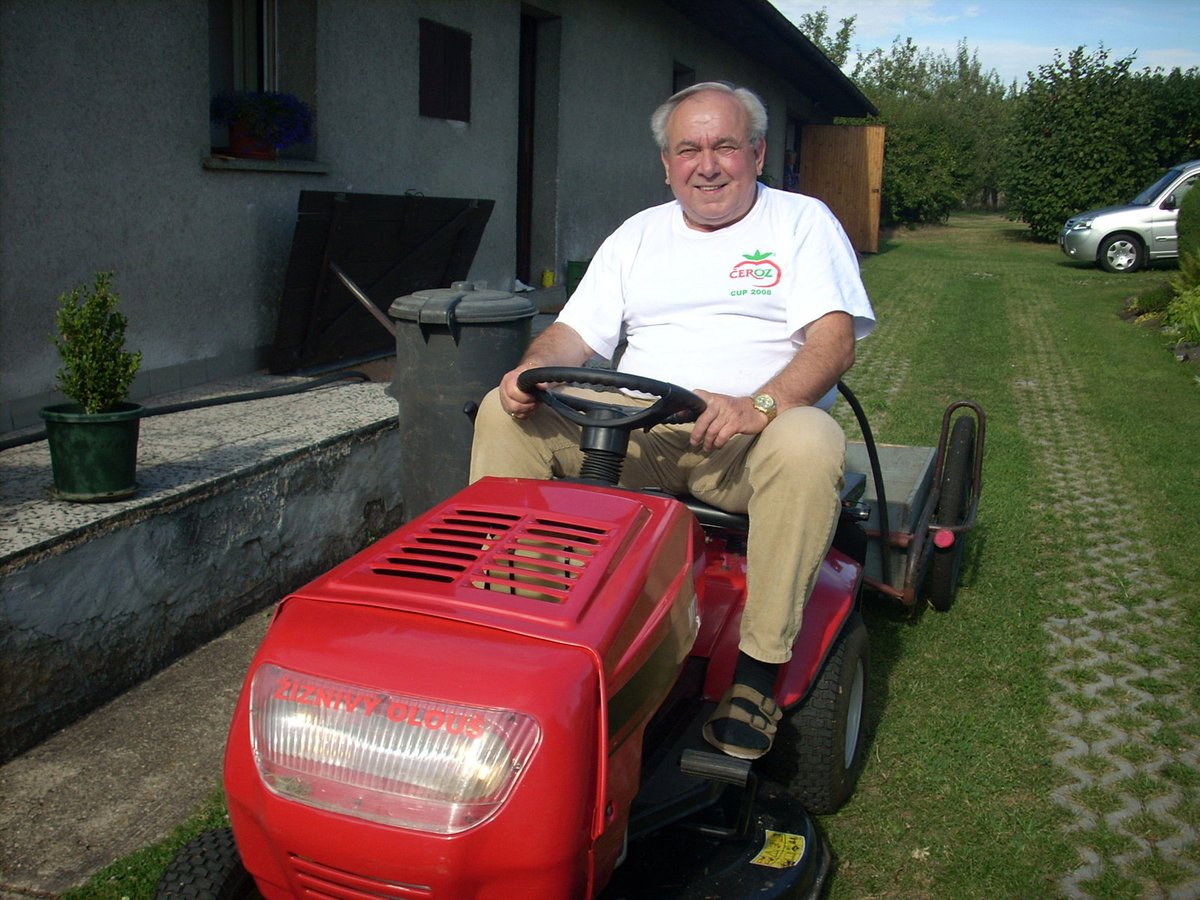 Na své chalupě v Újezdu u Svatého Kříže.  Chalupa v Újezdu u Svatého Kříže, kde Olda donedávna žil se svou partnerkou Hanou Zimovou.