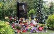Hrob Karla Gotta na Malvazinkách v den třetího výročí jeho úmrtí zaplavily květiny, svíčky i vzkazy
