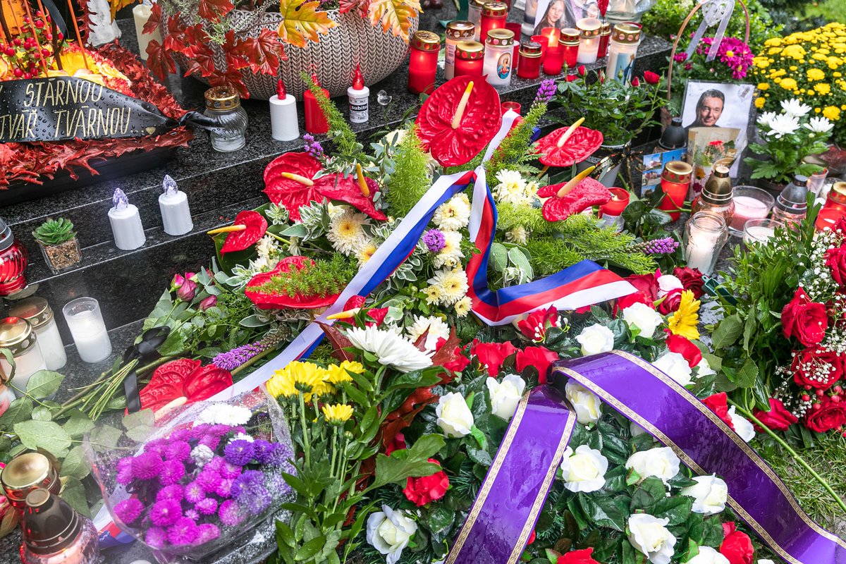 Hrob Karla Gotta na Malvazinkách v den třetího výročí jeho úmrtí zaplavily květiny, svíčky i vzkazy