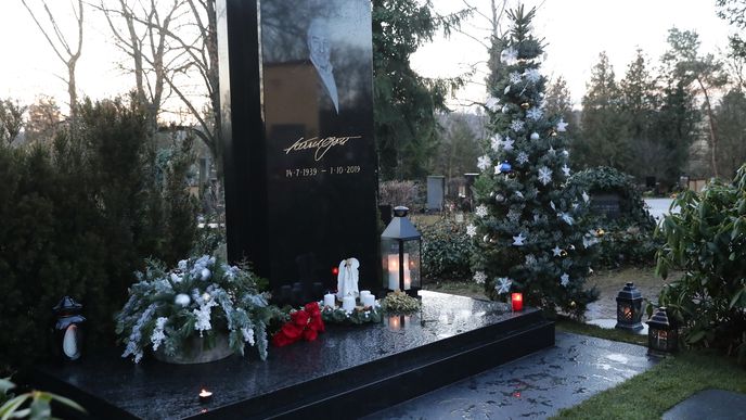 Hrob Karla Gotta na Malvazinkách pomalu začínají plnit první svíčky a dary od věrných fanoušků. 
