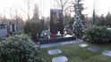 Hrob Karla Gotta na hřbitově v Malvazinkách. V době svátků u něj nechybí ani vánoční strom. 