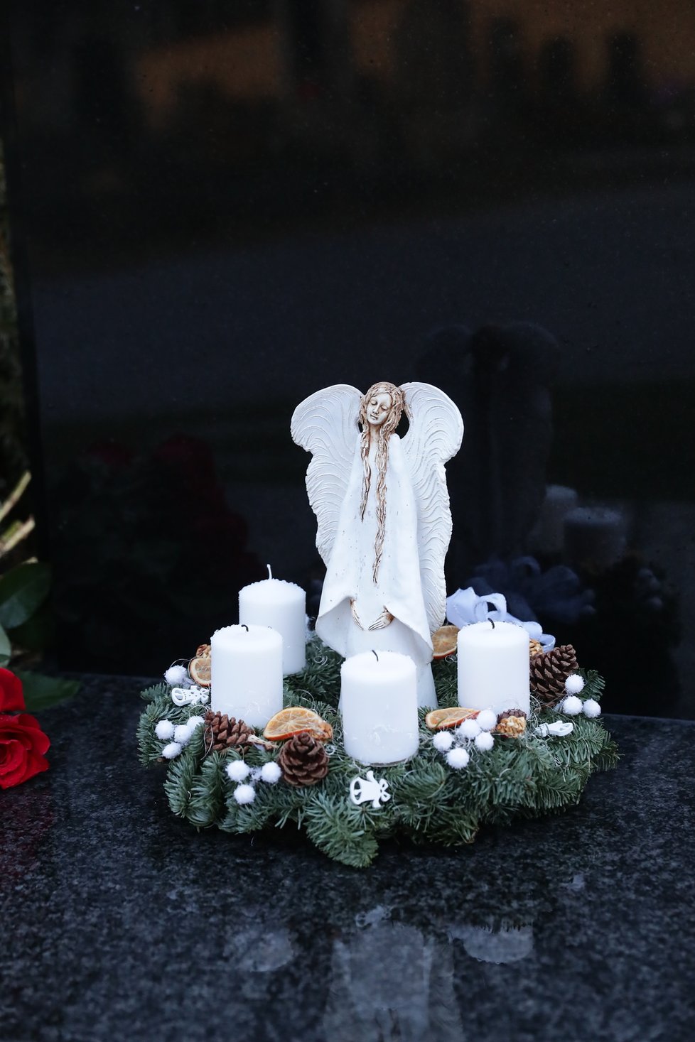 Anděl v adventním věnci na hrobu zpěváka Karla Gotta