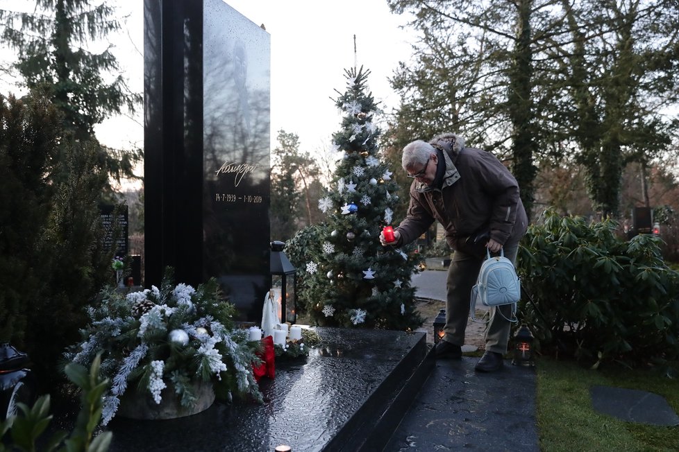 U hrobu Karla Gotta v pražských Malvazinkách se začínají scházet jeho věrní fanoušci, aby tu zapálili svíčku.