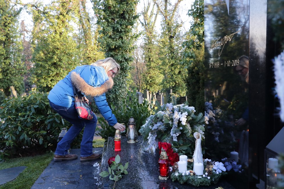 Fanoušci se sešli u hrobu Karla Gotta na Malvazinkách. Mistr si místo posledního odpočinku vybral sám, je z něho výhled na Bertramku, kde dožil.