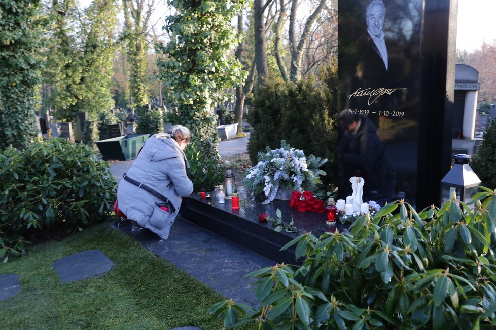 Fanoušci se sešli u hrobu Karla Gotta na Malvazinkách. Mistr si místo posledního odpočinku vybral sám, je z něho výhled na Bertramku, kde dožil.