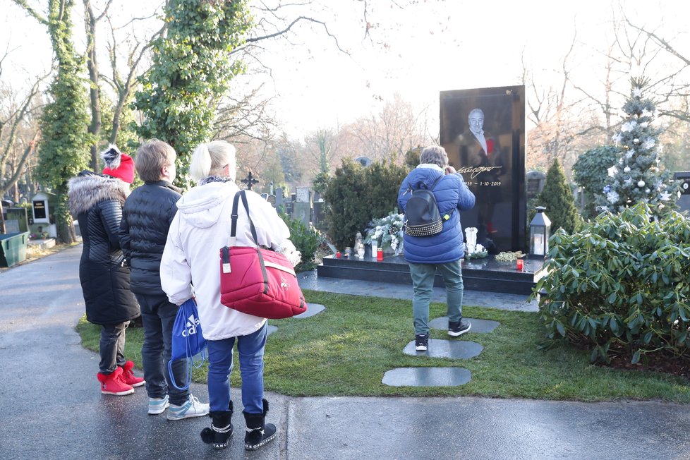Věrní fanoušci Karla Gotta využili první příležitost a dorazili k nově otevřenému hrobu Karla Gotta.
