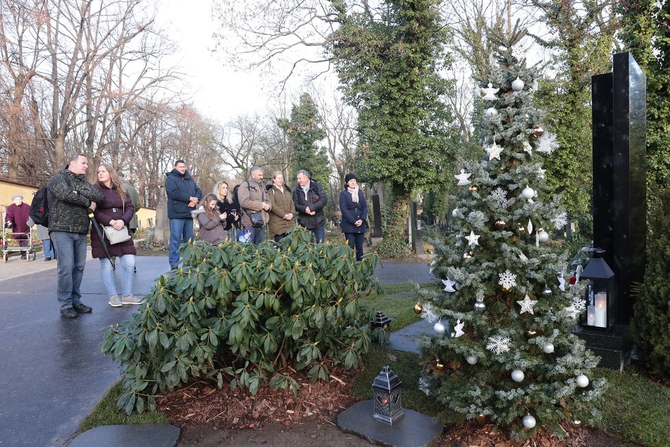 Vánoční strom u hrobu Karla Gotta