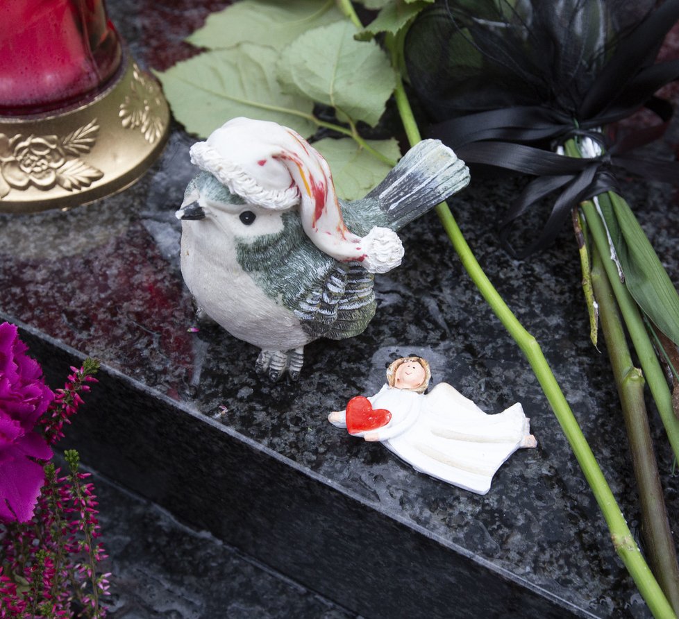 Na hrobu Karla Gotta nechybí ani různé figurky, některé z nich jsou doslova symbolické.